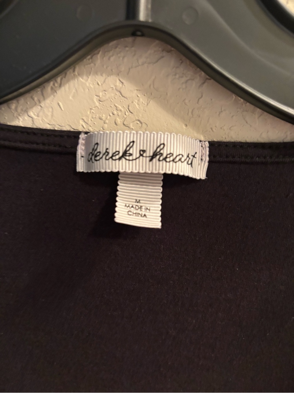 Derek Heart Body Suit size M with 2 snaps and has plastic shoulder hanger straps - Picture 3 of 7